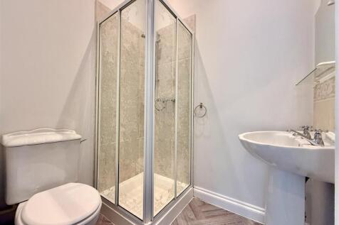 Bed 1 En Suite.JPG