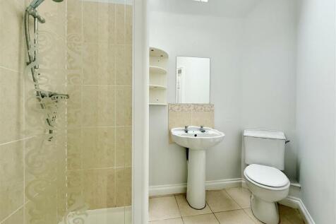 Bed 2 En Suite.JPG
