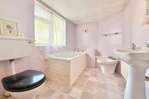 Bathroom.JPG