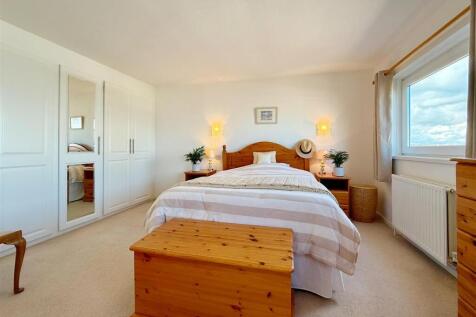 Bed 1 Dressing Area.JPG