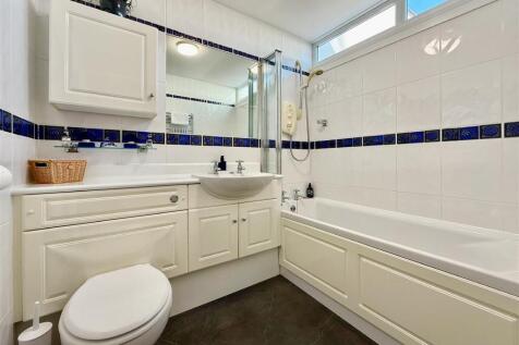 Family Bathroom.JPG