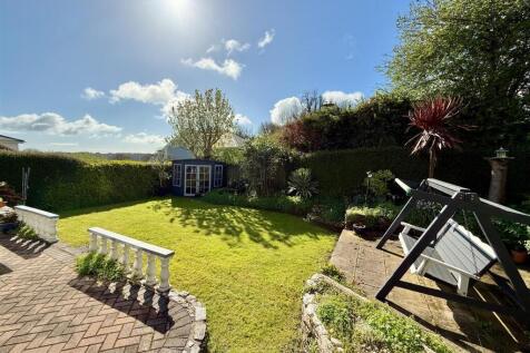 Seating Area &amp; lawn.JPG