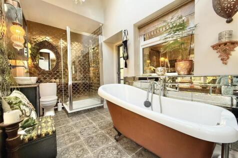 Coombe Bank Lodge Downstairs Bathroom.jpg