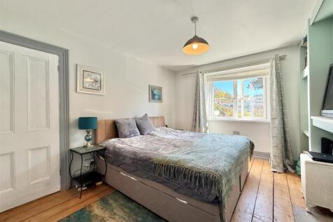 Coombe Bank Lodge - Bedroom 1.jpg