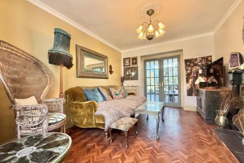 Coombe Bank Lodge - Lounge.jpg
