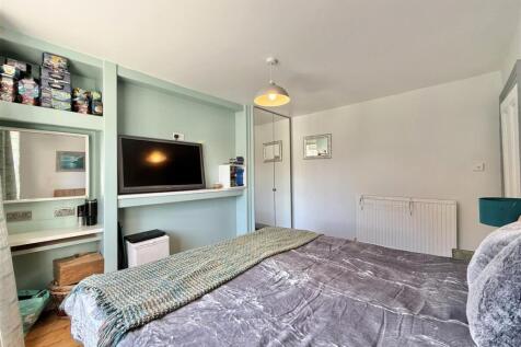 Coombe Bank Lodge - Bedroom  1.jpg