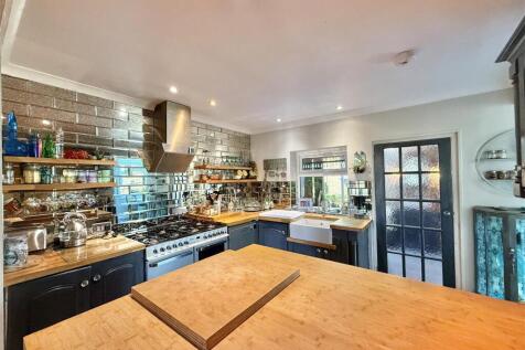 Coombe Bank Lodge - Kitchen.jpg