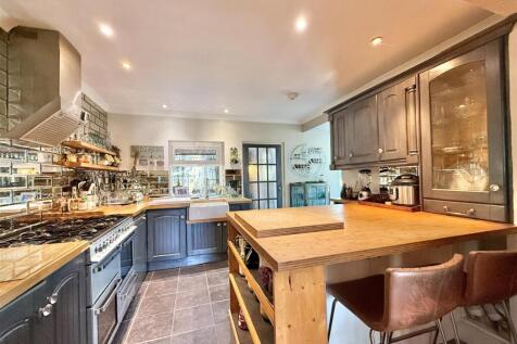 Coombe Bank Lodge - Kitchen_.jpg