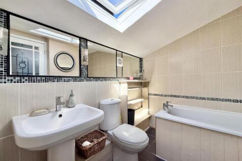 Coombe Bank Lodge - Upstairs Bathroom.jpg