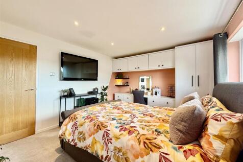 Bedroom 1.jpg