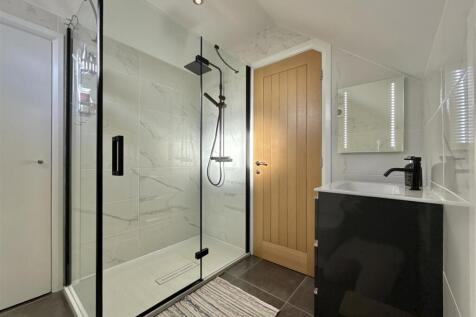 Bedroom 1 Ensuite.jpeg
