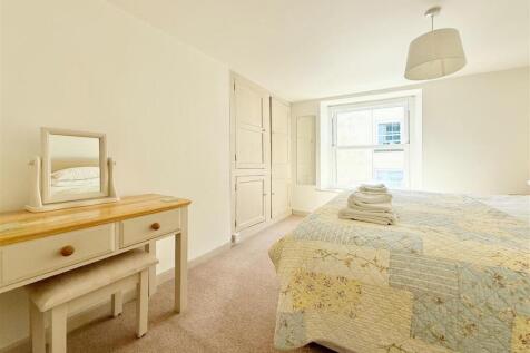 Bed 1 Dressing Area.JPG