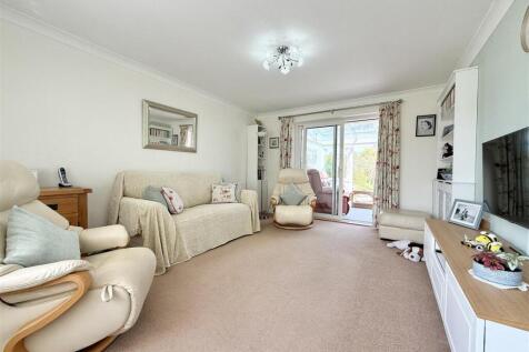 Lounge Towards Conservatory.JPG