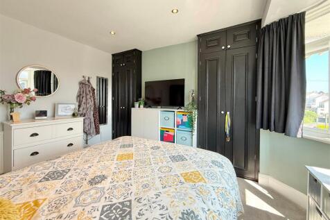 Bed 1 Dressing Area.JPG