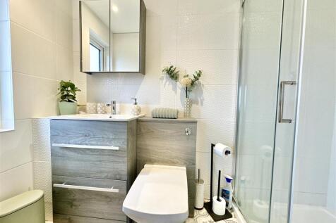Bed 1 En Suite.JPG