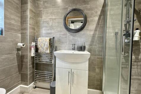 Bed 2 En Suite.JPG