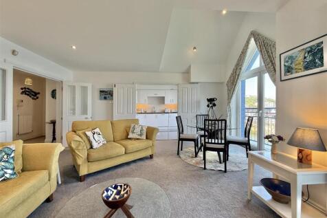Lounge Towards Kitchen.JPG