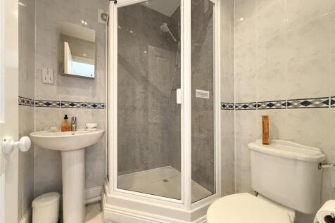 Bed 1 En Suite.JPG