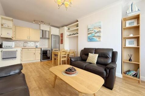Lounge Towards Kitchen.JPG