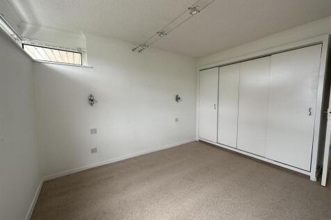 17a Lands Court bedroom.jpeg