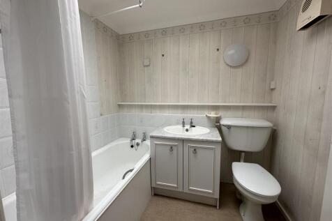 17a Lands Court bathroom.jpeg