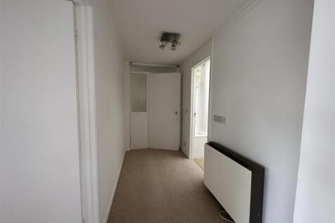 17a Lands court hallway.jpeg