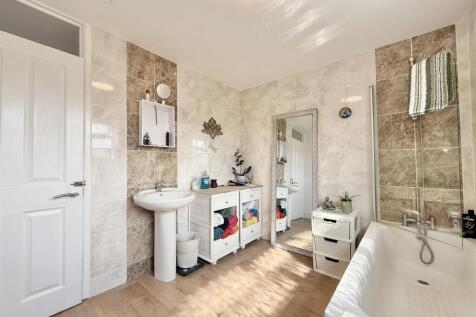 Family Bathroom.jpeg