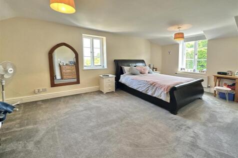 Bedroom 1.jpg