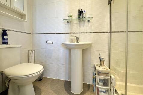 Bedroom 1 Ensuite.jpg