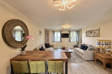 Dining Area Towards Lounge.jpg