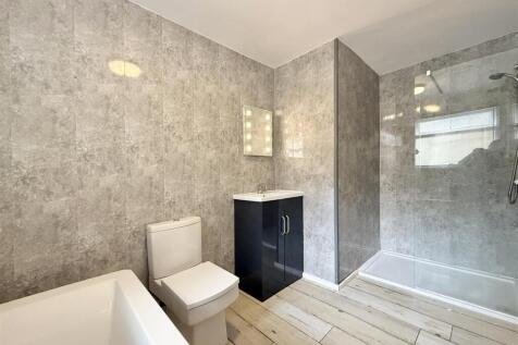 Family Bathroom_.jpg