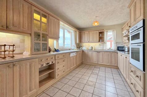 Kitchen (2).JPG