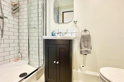 Bedroom 1 Ensuite.jpg