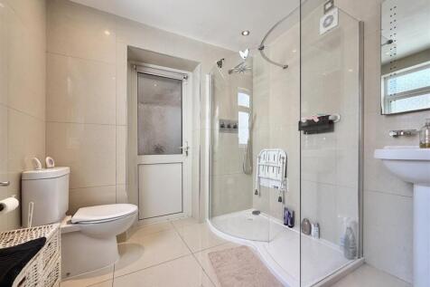 Large  Shower Room.jpg