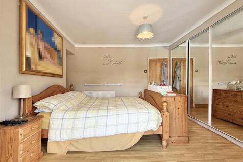 Bedroom 1.jpg