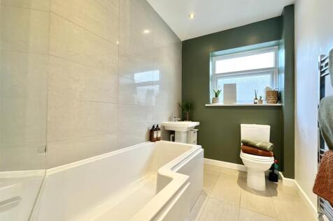 Family Bathroom.jpg