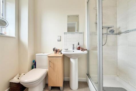 Bed 2 En Suite.JPG