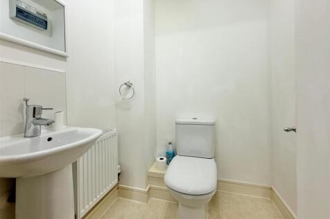 Dowsntairs WC.JPG