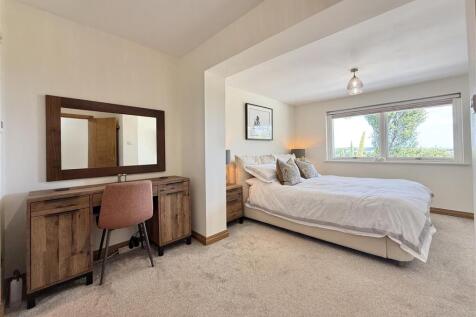 Bedroom 1.jpg