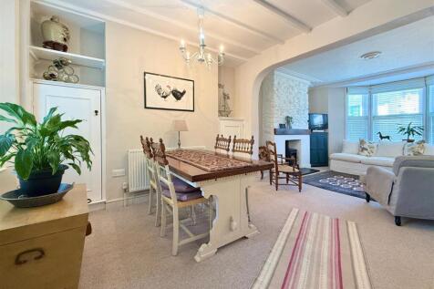 Dining Area Towards Lounge.JPG