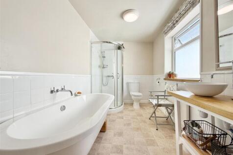 Bathroom.JPG