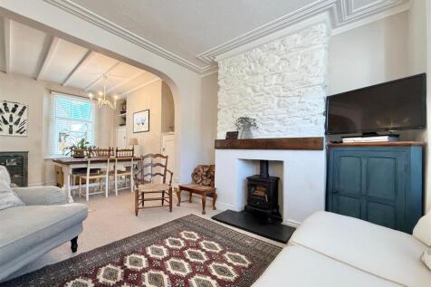Lounge Towards Dining Room.JPG