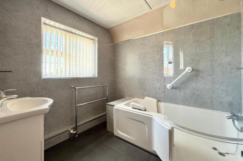 Bathroom.JPG