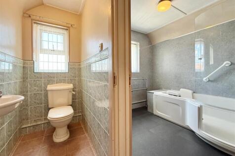 Family Bathroom &amp; WC.JPG