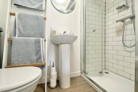 Ensuite Bathroom.jpg