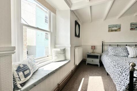 Bedroom 2 Window Seat.jpg