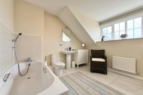 Bed 1 En Suite.JPG