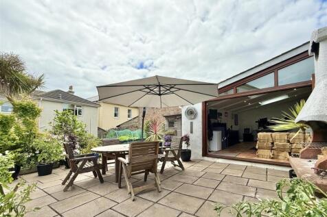 Garden_Dining_Area.jpeg