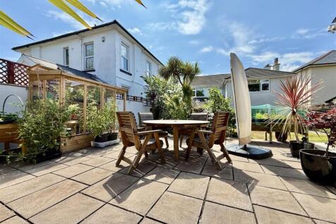 Garden Dining Area.jpg