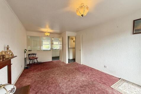 Lounge Towards Kitchen.JPG